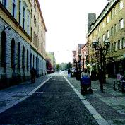 placerad i en rad längs med rummet, delar rummet i två delar, gång- och cykelstråket och en uppehållsyta.