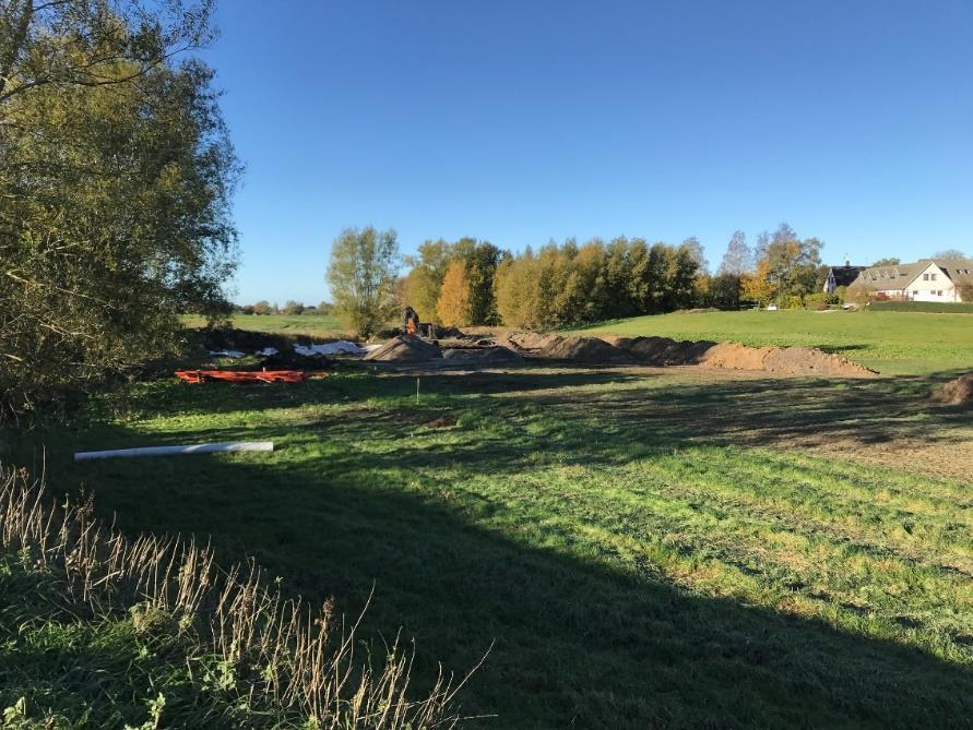Täckning av bottenrörsystemet med hyttsten 25 cm. Iläggning av hyttsand med grävmaskin. Installation av uppsamlingssystem i bäddens toppskikt - Rörkopplingar, rördragning och rörinstallationer.