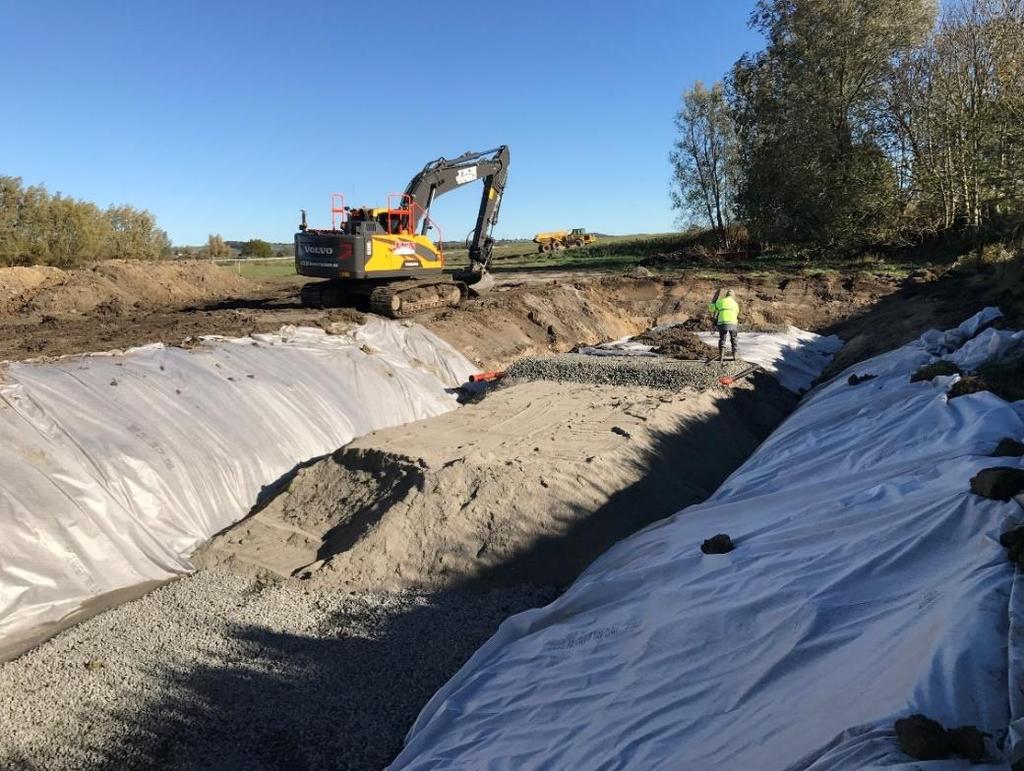 Bild 2: Bottenrören samt bottenmakadam (hyttsten) har lagts ut