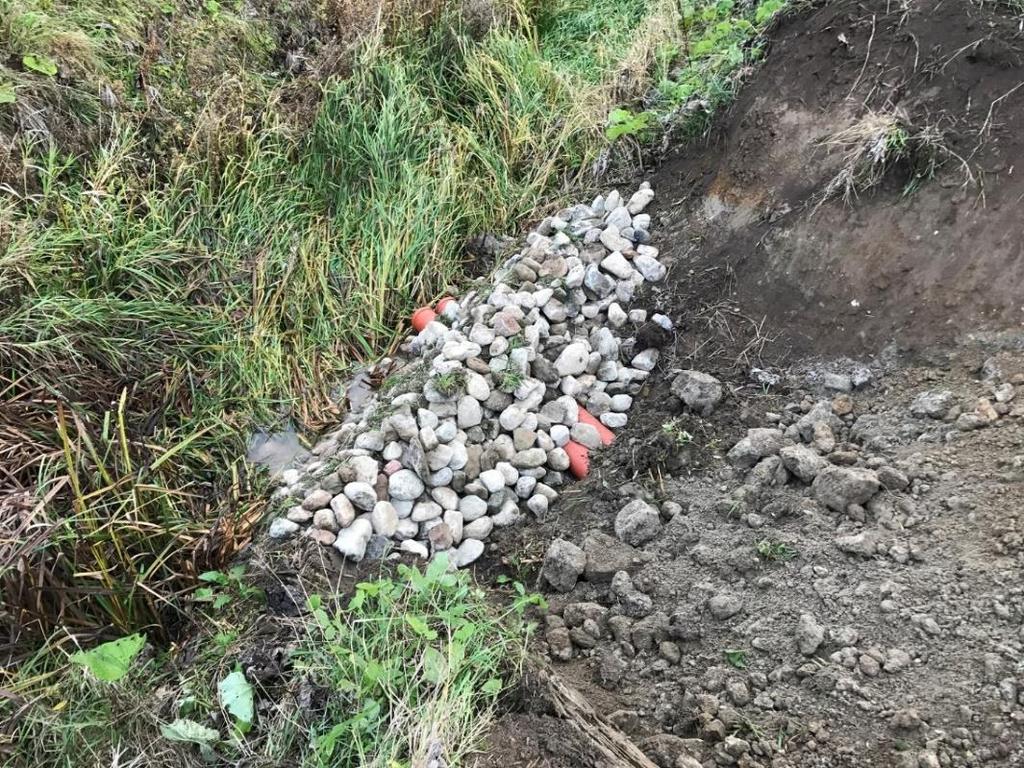 Bild 4. Inlopp och utlopp stensätts med kullersten och över den sprängsten. Här har kullerstenen lagts ut vid inloppsrören men ännu inte sprängsten.