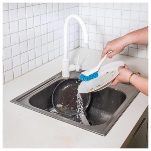 Tänk miljövänligt när du diskar Hur gör du när du diskar? Personen på bilden kan förbättra sin diskteknik på flera sätt: Använder kallt vatten istället för varmt.