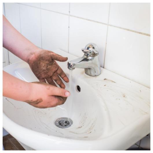 Undvik att sprida smitta För att undvika att bli smittad eller sprida smitta är det viktigt att tvätta händerna ordentligt. Personen på bilden gör flera fel: Tvättar händerna i kallt vatten.