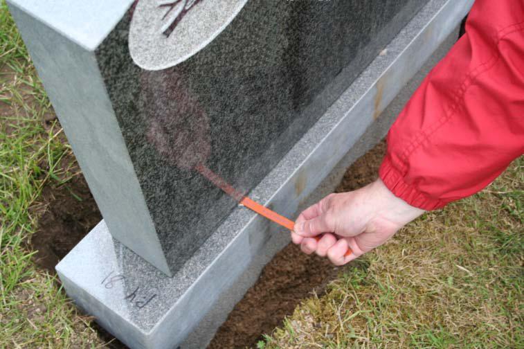 1.5.2 Kontroll av dubbning Nästa steg är dubbkontroll. En säker gravsten ska vara förankrad med två dubbar mellan livsten och sockel 4. Kontrollera så att den verkligen har det, och inte bara en dubb.