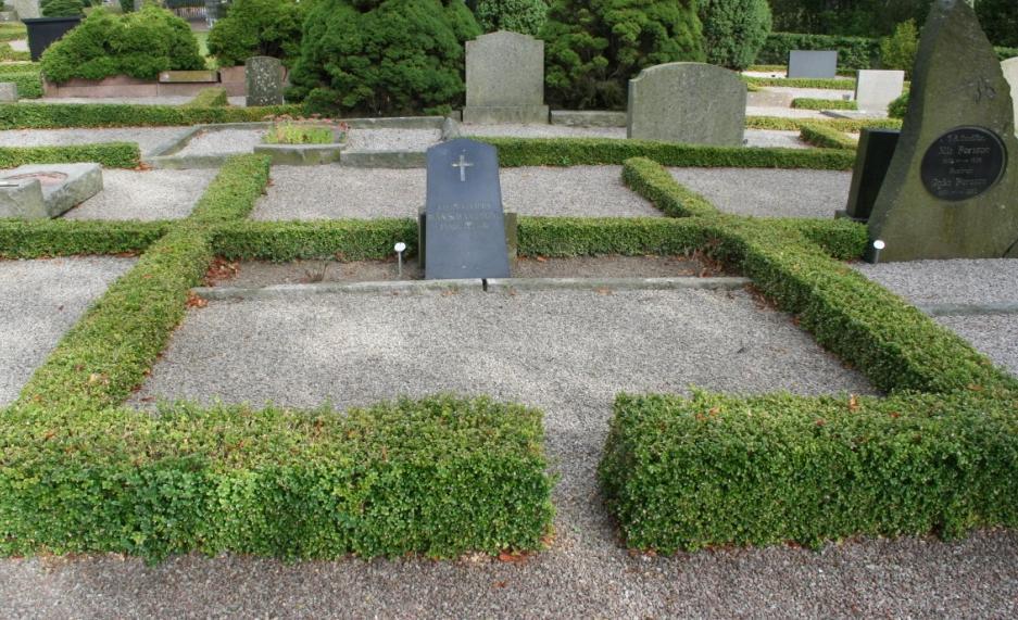 Figur 24. Stenen vilar mot sockeln, med texten uppåt och i samma riktning som stenens ursprungliga position. 1.