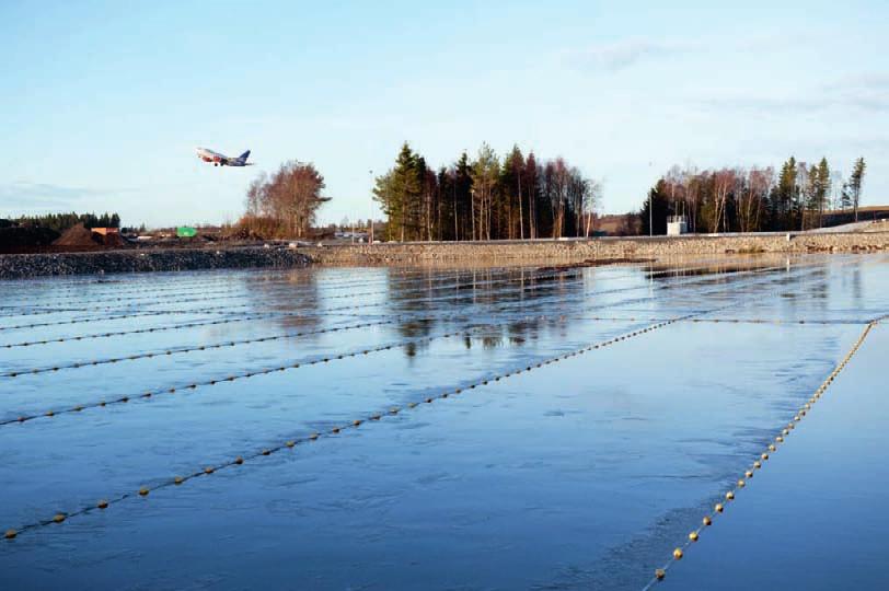 Dagvattendamm på Göteborg Landvetter Airport. Fota: Swedavia ningsmängden i dagvattnet från flygplatsen har Swe da via AB år 2010 an lagt en stör re dam man läg g - ning.