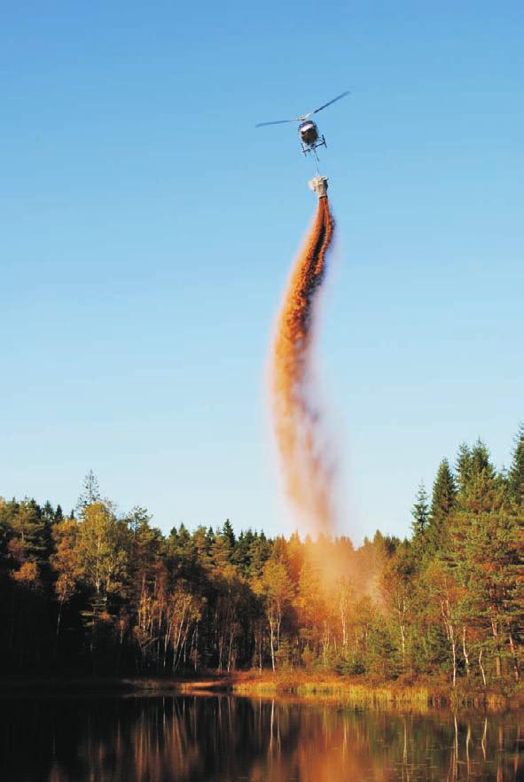 (358 ton) spreds på våt mar ker med he li kop ter, som ock så an vänds vid kal k ning av min dre sjöar. I de stör re sjöar na sker kalk sprid ning från båt.