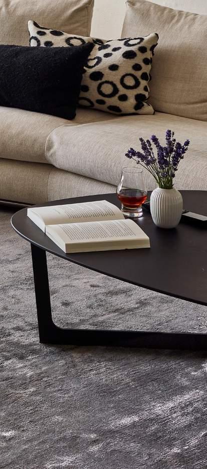 KOLLEKTIONEN NORTHERN LIGHT ÄR INSPIRERAD AV STILREN SKANDINA- VISK DESIGN. Mattorna är handknutna och gjorda av 100 % högkvalitativ viskos.