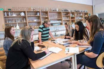 Naturvetenskaplig profil Hos oss på Gamlebygymnasiet kan du studera djursjukvård med en naturvetenskaplig profil.