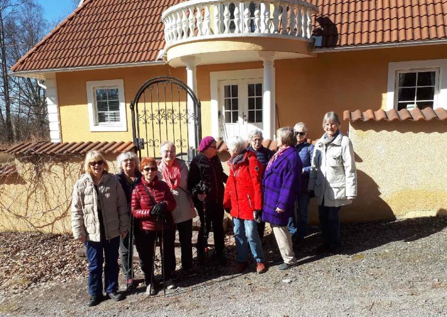 Onsdagen 11 april vandrade tio st i Tullinge, god lunch på café i Tullinge centrum. (Marianne Backman, vår rapportör) Den 19 april är SPF värd för PUB-träffen i Seniorhuset.