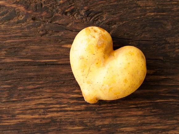 Det beror på att potatis innehåller mindre kolhydrater per normalportion än pasta.
