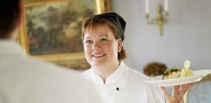Det är viktigt att du är bra på att bemöta kunder och har en god servicekänsla. Många unga får sitt första arbete inom handel, hotell och restaurang.