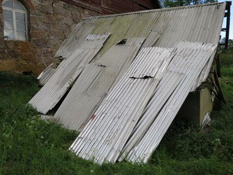 fästes och kompletterades med ny varmförzinkad sinuskorrigerad plåt mot norr och röd trapetskorrugerad aluminiumplåt mot söder lika befintlig.