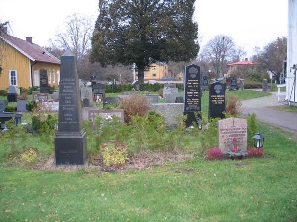 I kvarter A och B finns flera av kyrkogårdens äldsta vårdar. Till dessa hör gjutjärnskorsen, det i kvarter A daterat 1876 och det i kvarter B daterat 1881.