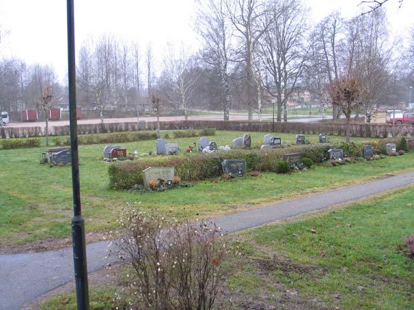 Nya kyrkogården Allmän karaktär Nya kyrkogården är belägen norr om de äldre delarna och utgörs av en rektangulär gräsyta om gärdad av måbärshäck och mur.