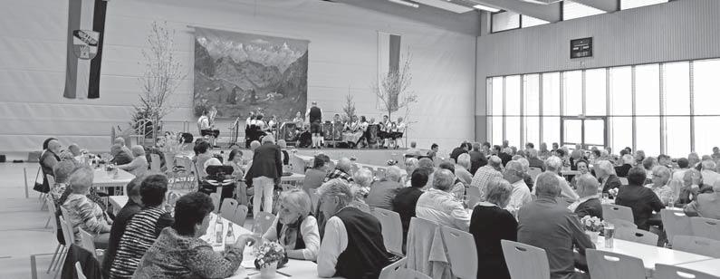Seniorennachmittag in der Bachtalhalle Dank der Mithilfe von zahlreichen ehrenamtlichen Helferinnen und Helfern konnte der älteren Generation am 15.