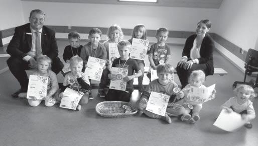 Klauser. Alle Kinder haben sich sehr gefreut! Sicher unterwegs in Zöschingen! Fünfzehn Sicherheitswesten kleiden unsere Jüngsten bei Unternehmungen oder Ausflügen.