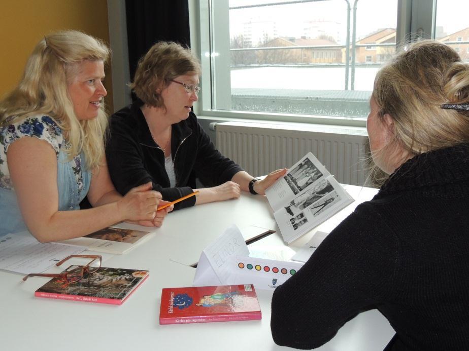 Foto: Cecilia Bengtsson 2 Inledning Syftet med projektet Ombud i läsningens tjänst är att brukare inom omsorg och äldreomsorg ska få tillgång till litteratur, nyheter och samhällsinformation.