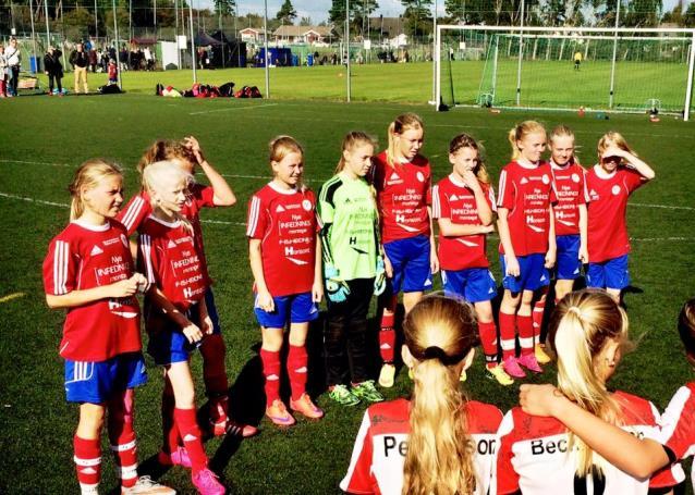 spelare tillhör sin egen åldersgrupp men spelare kan tillhöra en annan åldersklass om sociala skäl föreligger Alla lag spelar i deras respektive åldersgrupper i seriespel och cuper Vi skall erbjuda