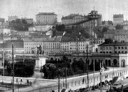 Näset mellan de båda öarna Södermalm och Stadsholmen har fått en ny gestalt i förslaget med delvis dolda strömfåror och lugnvatten förbundna med gångar, slussportar och broar.