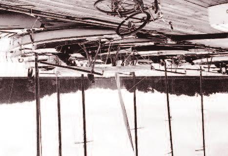 Omkring 1906 kommer den första egentliga motorbåten, 1908 finns det tolv motorbåtar i klubben. 1911 hålls den första idealtidstävligen för motorbåtar.