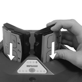Skjut kassetten med fingret ur kassettskyddet och in i transportbanan (bild 28).