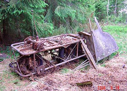 Motorkälken Tiderna förändras Intill visas fiskarenjordbrukaren Karl Herrgårds (1924 2007) hemgjorda motorkälke, tillverkad 1956 enligt Karl Herrgårds och Tor Köpings idéer i Köpings smedja i Åminne,