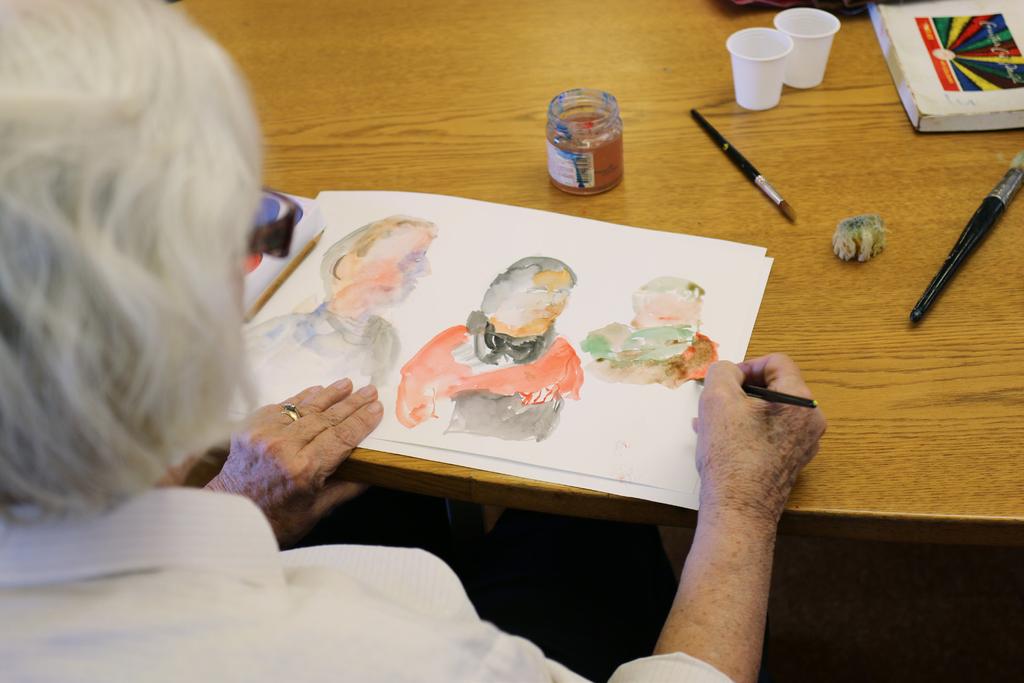 Kreativt skapande för äldre: Dagverksamheten har mycket att erbjuda Solna har dagverksamhet på fem olika platser i kommunen för de äldre som inte klarar av att på egen hand aktivera sig om dagarna.