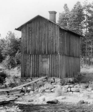 Efter konfirmationen i Sandarne Kyrka började jag som rorgängare eller styrman på en liten ångbåt, som min äldre bror Gustaf byggt på Fyrholmen.