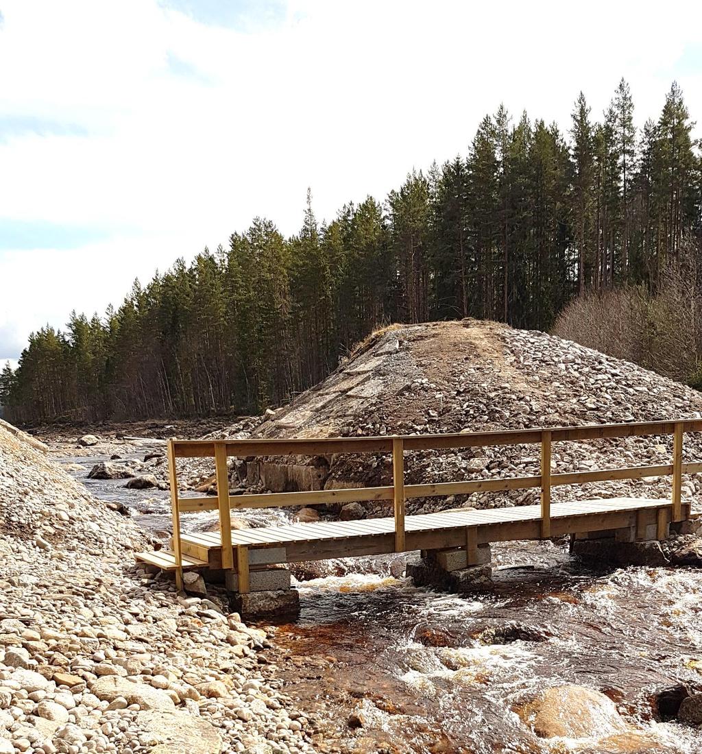 Foto 9 Utloppsälven nu iordningställd med bro och sten, strax efter vårfloden den 30 april 2018, Sjöns