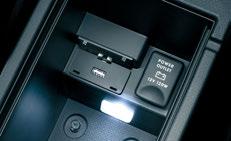 Via USB uttaget kopplar du in digitala musik spelare eller USB minne med din lagrade musik. Du kan också enkelt koppla ihop din iphone via USB ingången och CarPlay startas automatiskt.