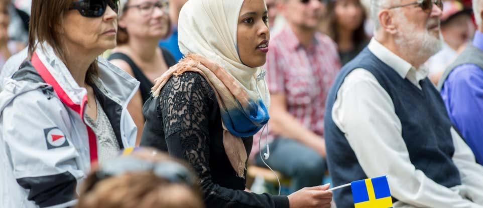 ANPASSNING TILL DET SVENSKA SAMHÄLLET En del av de öppna svaren handlar också om att personer med utländsk bakgrund har ett eget ansvar att anpassa sig till det svenska samhället och att det svenska