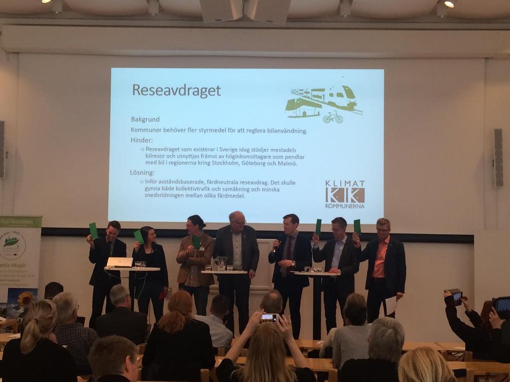 Johan Hultberg (M): Nej, det är allvarligt att det fuskas och det är det som är grundproblemet som måste åtgärdas snabbt. Lorentz Tovatt (Mp): Det behövs ett rättvisare system.