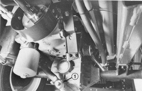 Byta ut vätskan i hydraulsystemet Hydraulsystemets vätska måste bytas ut var 000:e körtimme eller vartannat år, beroende på vilket som inträffar först.