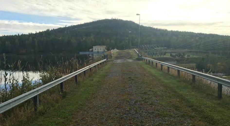 Figur 8. Vattenkraftstationen benämnd Torpshammar, fotot är taget mot öster. Konsekvenser Den aktuella ledningen följer sträckan för den befintliga 220 kv ledningen.