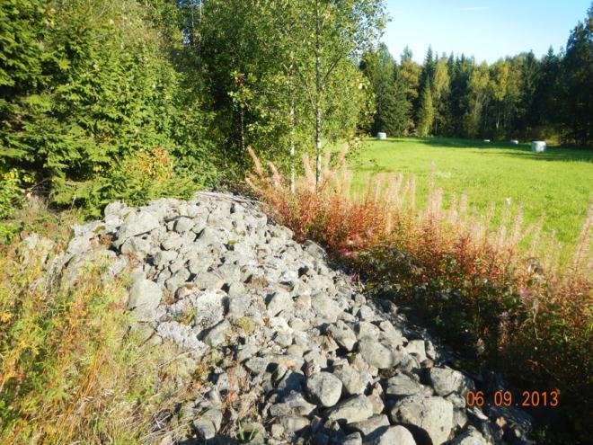 Längre norr ut övergår landskapet till skog och det blir en dramatisk höjdskillnad mellan jordbruksmark och Odlingsröse (km 18/650) skogsmark.