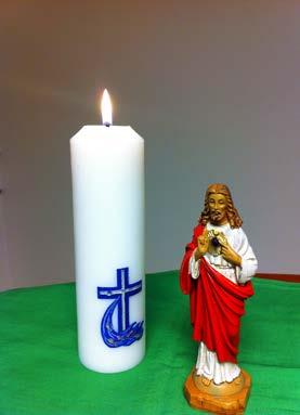 Ta med En duk (gärna i den liturgiska färgen grönt), ett ljus (ert Kristusljus), en staty/bild av Kristus. Ev: korg med hjärtan. Skriv ut bilderna på påven, biskopen och Petruskyrkan längst bak.