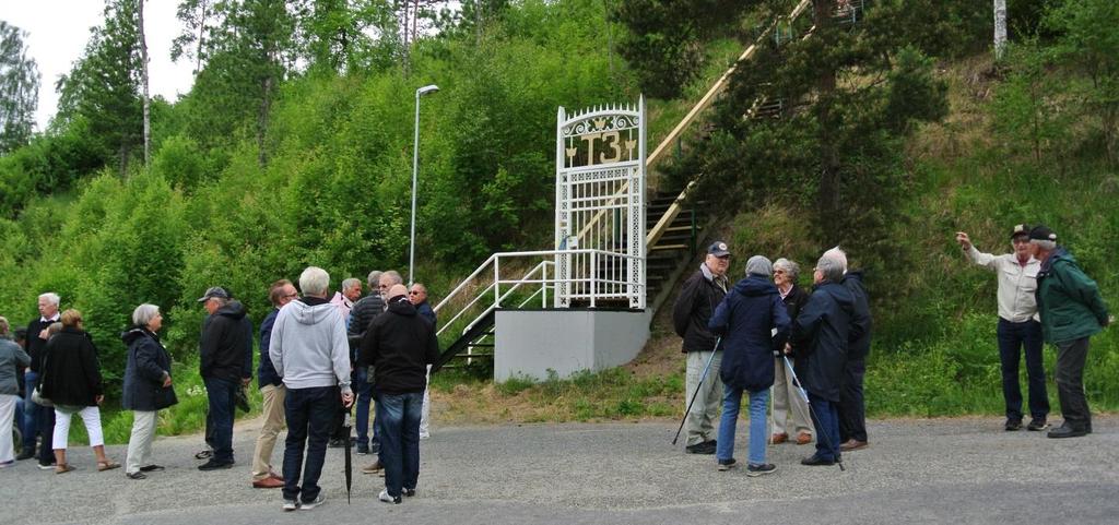 En del av deltagarna samlades runt grinden och trappan.