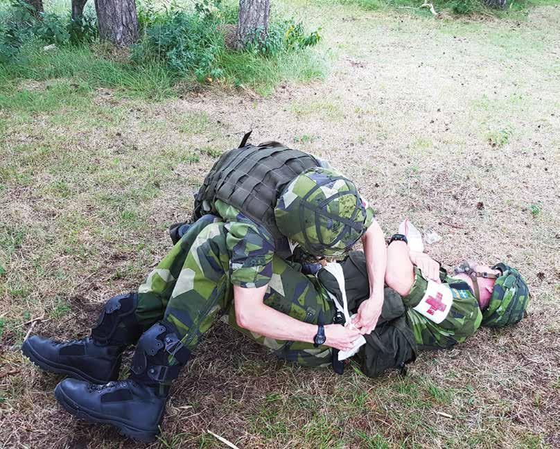 SJUKVÅRD FÖRSVARSMEDICIN GRUNDKURS 1 Kurskod C11202 Din huvudsakliga uppgift som sjukvårdare i Försvarsmakten är att hjälpa legitimerad sjukvårdspersonal att behandla skadade och sjuka.