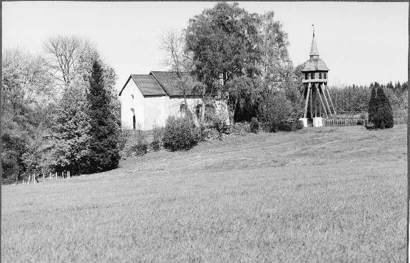 8 BYGGNADSVÅRDSRAPPORT 2009:24 Beskrivning och historik Vallsjö gamla kyrka 1964 med den nya klockstapeln sydost om koret. Foto Carl-Filip Mannerstråle. ATA.