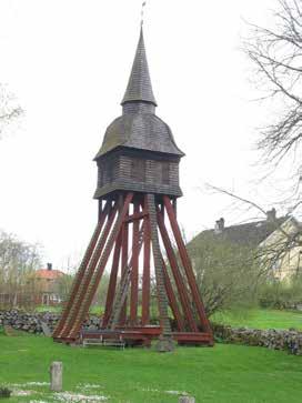 BYGGNADSVÅRDSRAPPORT 2009:24 15 flyttades från gamla kyrkans gamla klockstapel till nya kyrkans torn. Orgeln i gamla kyrkan flyttades till nya kyrkan. (ATA) 1899 Gamla klockstapeln revs.