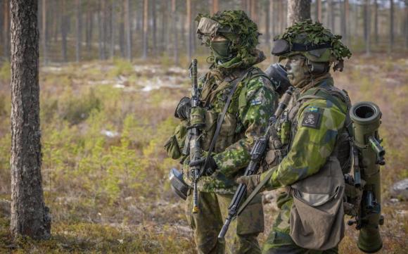 .. tycker att Sverige bör ha ett militärt försvar (: %) Topp förhållanden som har stor betydelse för