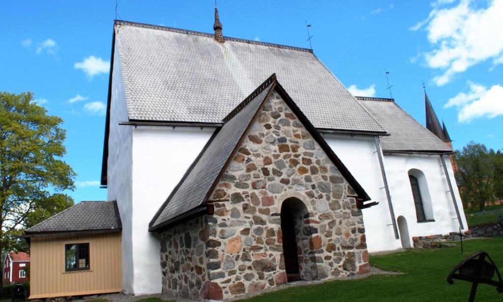 Alnö kyrkas ursprungliga ingång Den vänstra utbyggnaden i Sköns medeltidskyrka är med stor sannolikhet ingången till kyrkan.