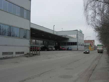 Genom en mindre dämning av ån säkerställs såväl att hela årummet är vattenfyllt även under sommarens torrperioder, samt att en mindre damm med vattenspegel formas i park-/entrérummet närmast