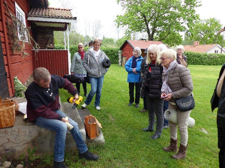 Frihandborrning av blåshål å horn Delar av kulningskursen sjöng på kyrkokonserten Lätt att städa på söndagen till massor av 16-delar vilka levererades av Kaisa och Håkan, Bergsjöborna.