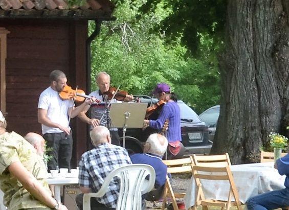 Spelträffarna i Kalvsnäs kvarn är klassiker som håller Grått, småregnigt och kulet - men i Kalvsnäs kvarnkammare mötte en glad Lena Brunk med en värmande brasa i den öppna spisen.