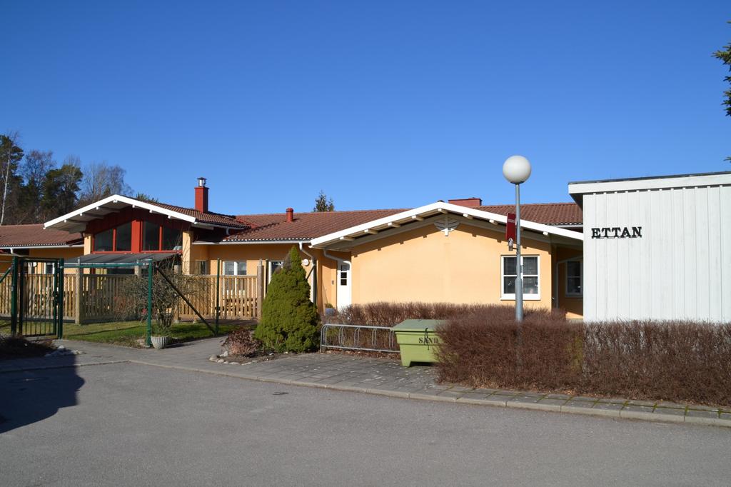 3. Ledsagarservice Ledsägäre ä r en personlig service fo r ätt lä ttäre kommä ut, beso kä vä nner, deltä i fritidsäktiviteter, gä pä promenäder mm.