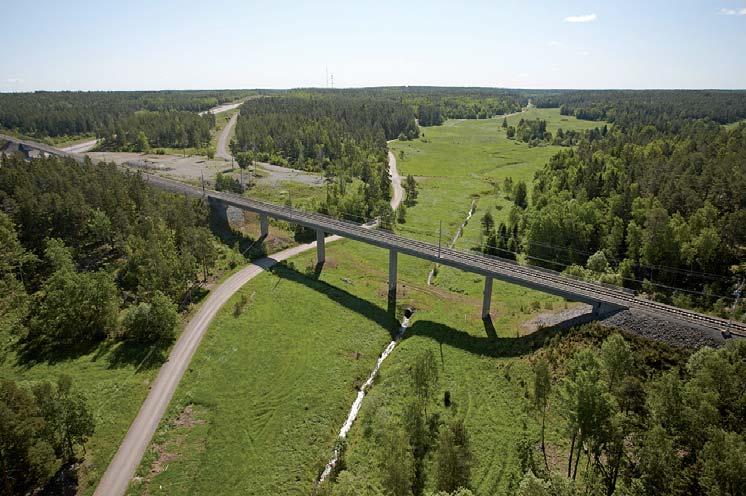 UA6E Sidoplattformar Figur 5.40 Befintlig järnvägsbro över å vid Vallby, Lunda, ca km 54+500.