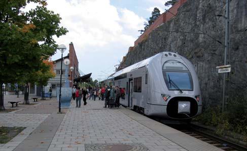 6 EFFEKTER Figur 6.11 Dagens station. Figur 6.12 Ett nytt spår öster om det befintliga kommer att gå där Långbergsgatan går idag. Bron måste höjas cirka en meter för det nya spåret.