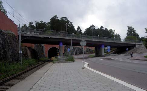 Det nya spåret kommer i båda dessa alternativ att inkräkta på gaturum och bebyggelse. Samtliga tre alternativ innebär dock påverkan på Södertäljevägens bro. 6.3.