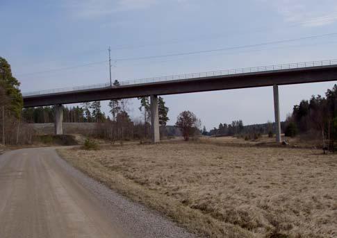 Järnvägsbro vid kyrkogård km 49+640 780. Ett alternativ till järnvägsbro är att istället anlägga en järnvägsbank med stödmur mot kyrkogården och då leda om gång- och cykelvägen runt kyrkogården.